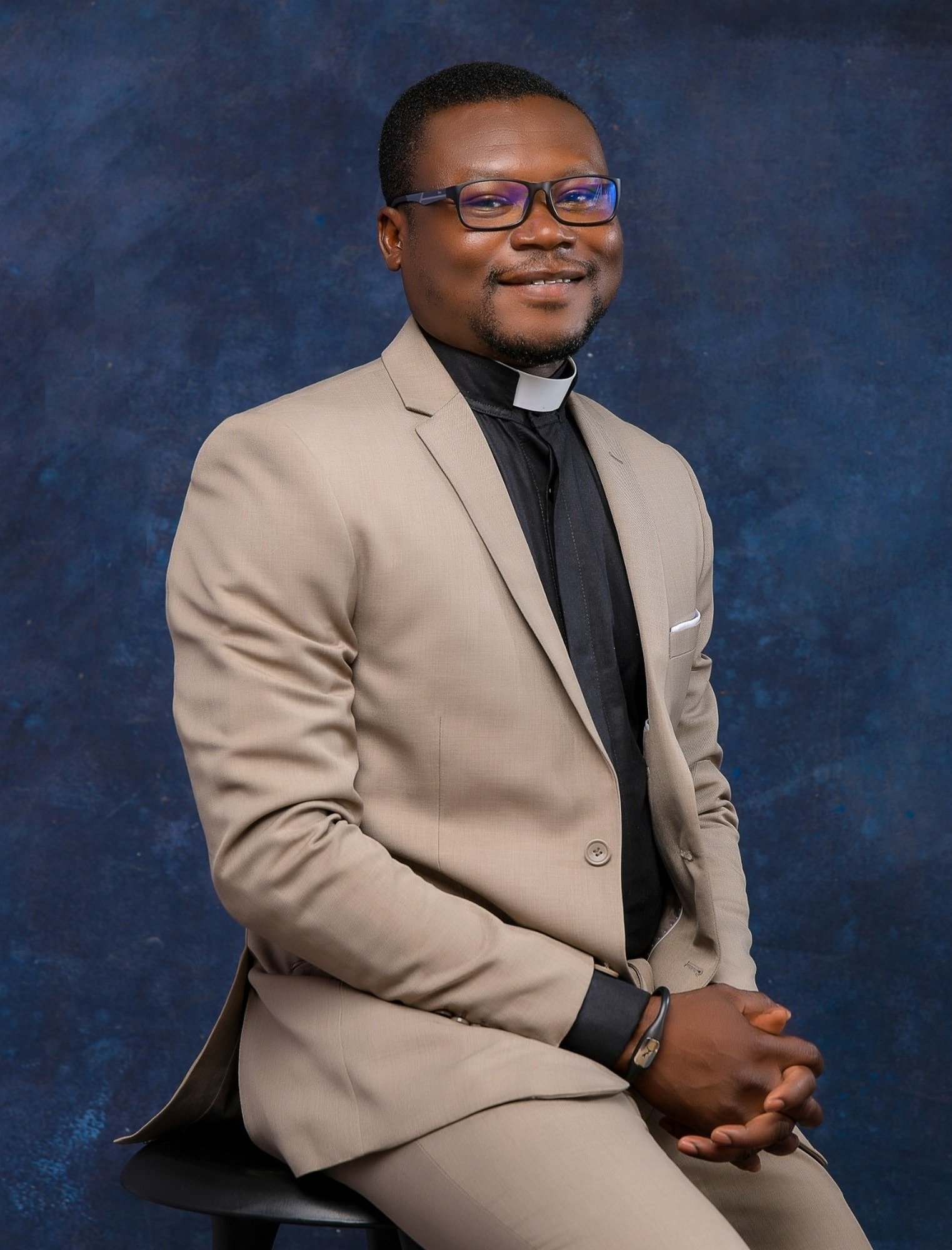 Elolo Avono teaching and ministering